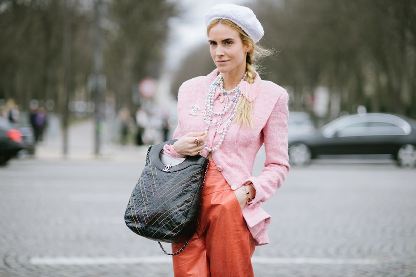 Basco: come indossarlo secondo Emily in Paris - Mery Scaglioni